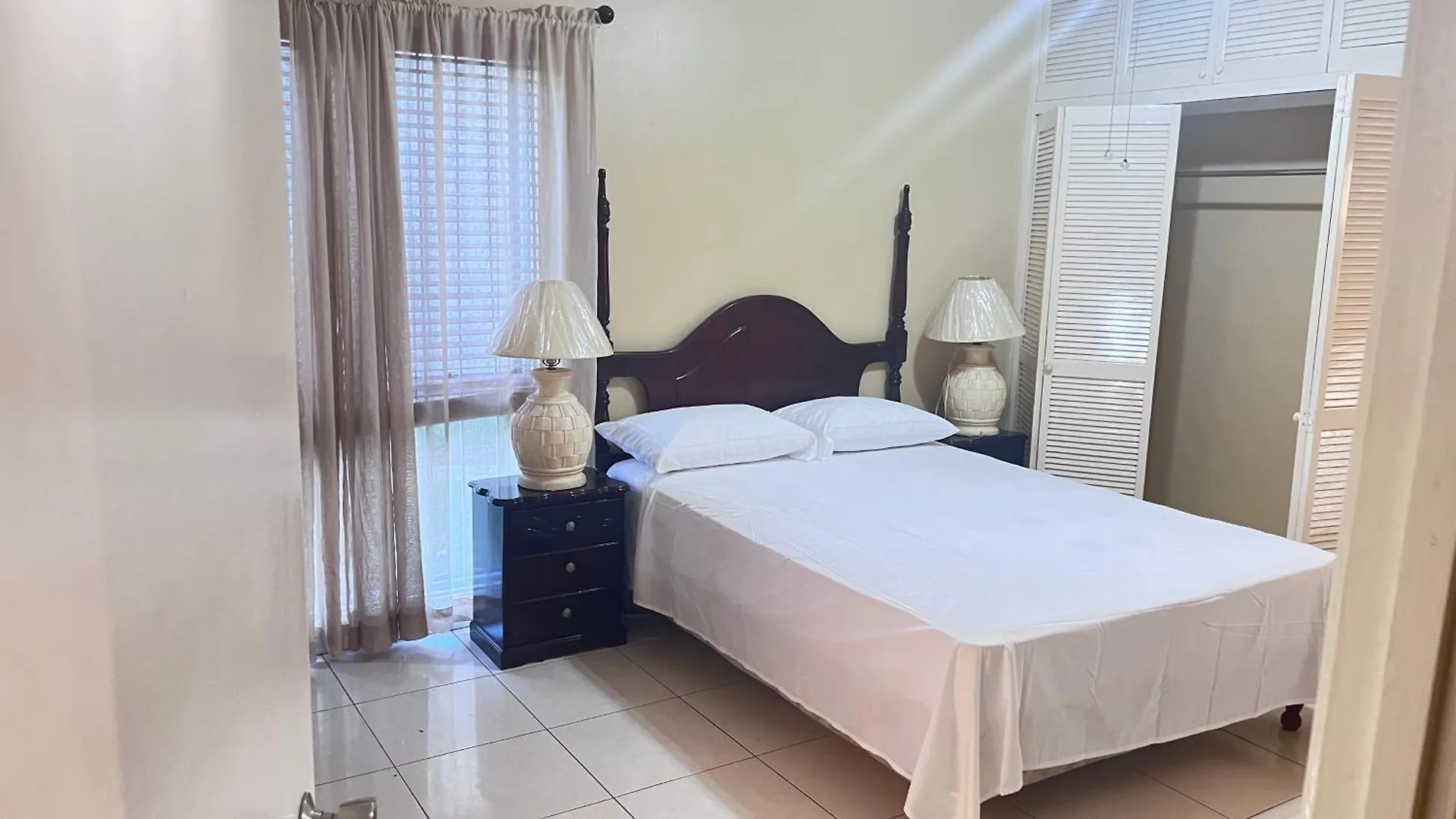 Gated Apt In Kingston Great Pool - Food And Fun