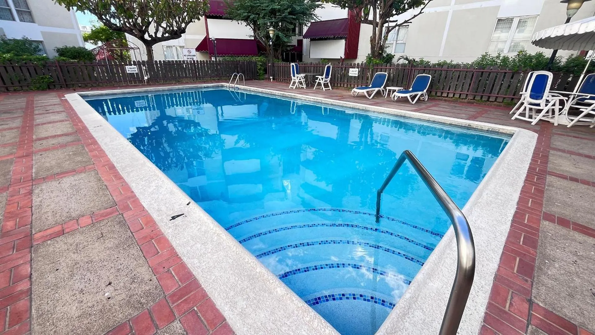 Gated Apt In Kingston Great Pool - Food And Fun