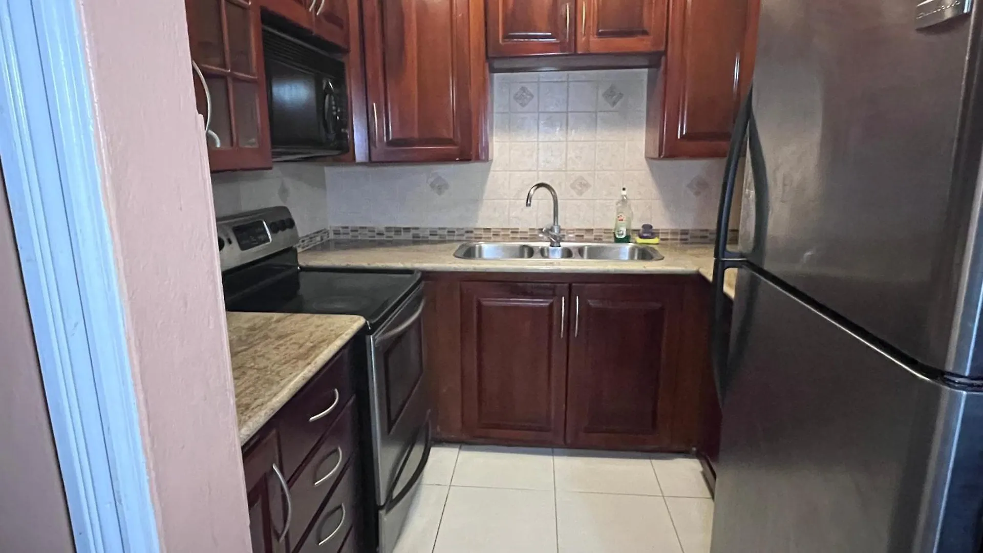 Gated Apt In Kingston Great Pool - Food And Fun 0*,