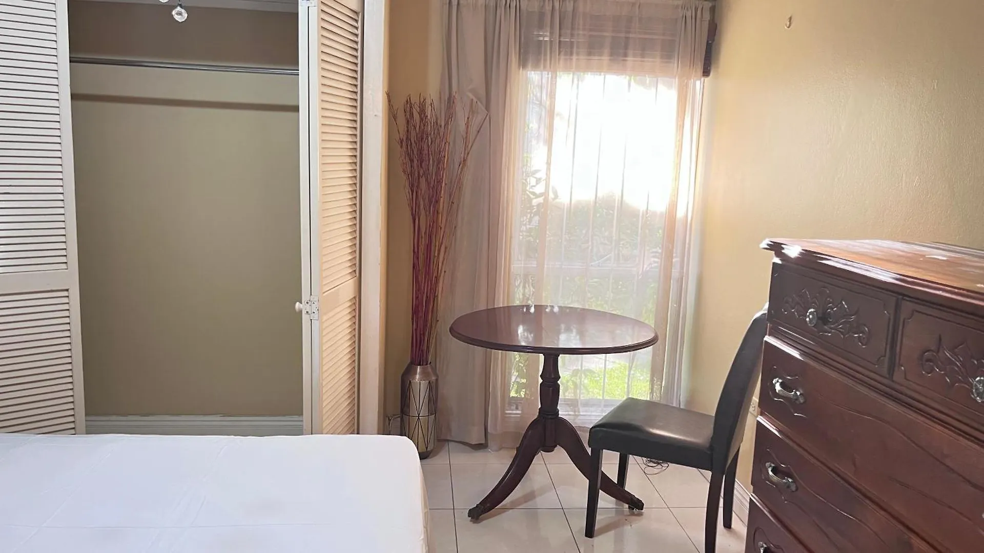 Апартаменты Gated Apt In Kingston Great Pool - Food And Fun
