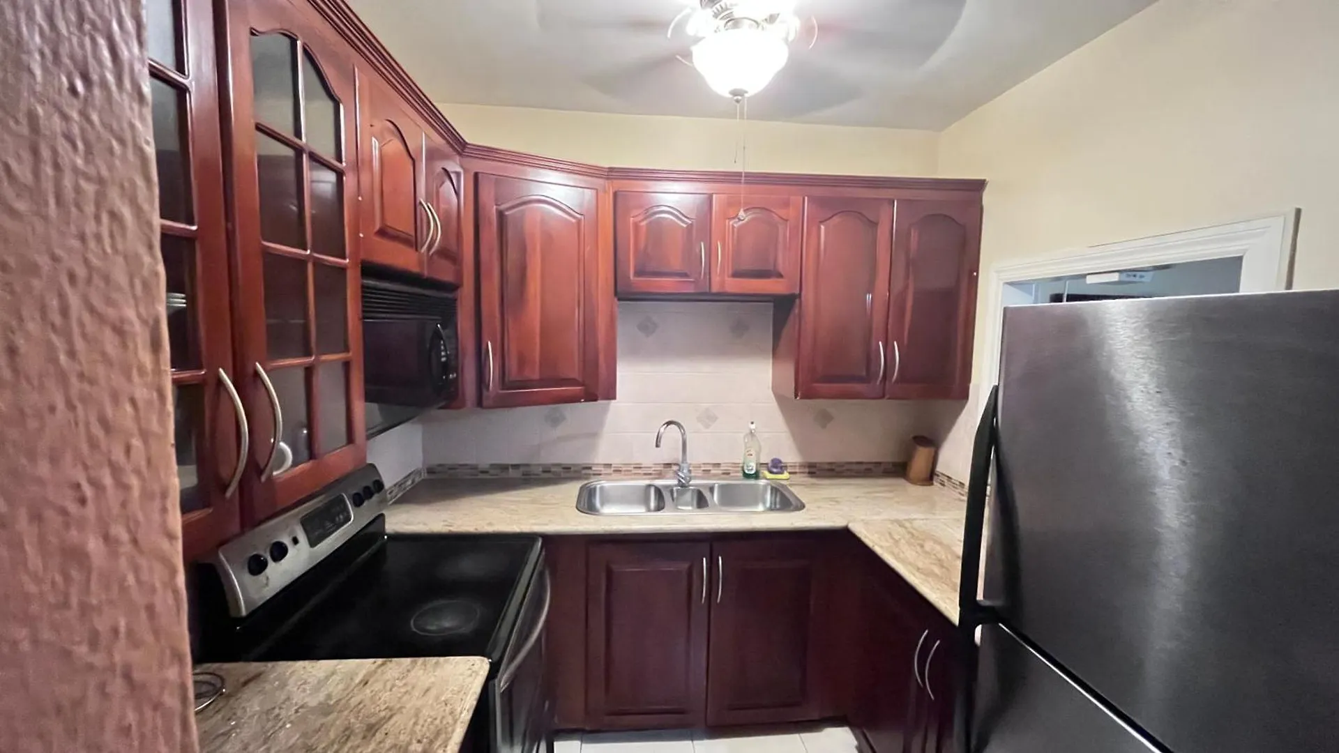 Gated Apt In Kingston Great Pool - Food And Fun 0*,