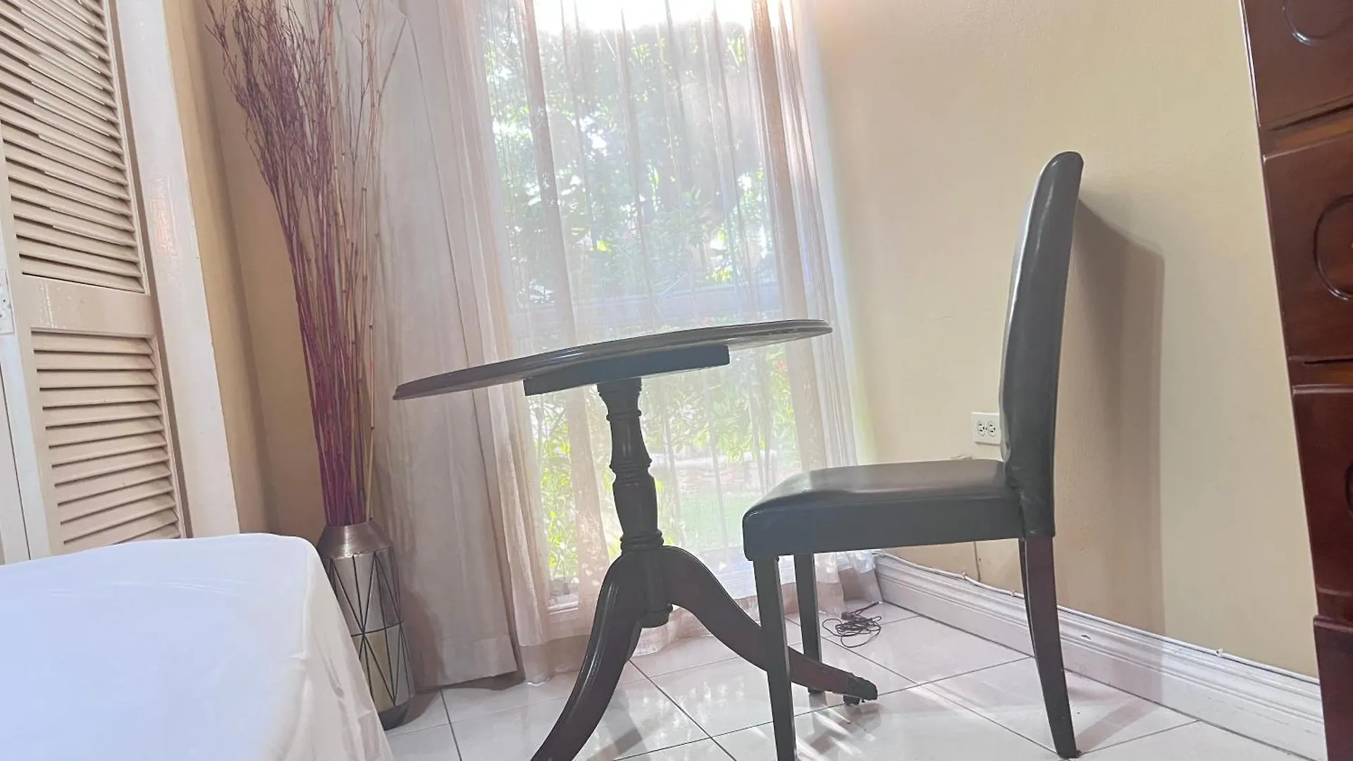 Апартаменты Gated Apt In Kingston Great Pool - Food And Fun
